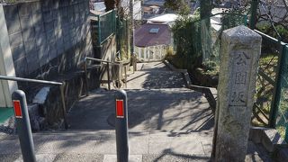 いきなり石段が現れてそれを下って行く