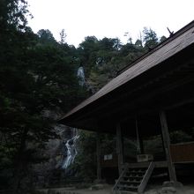 滝のすぐそばには七種神社があります