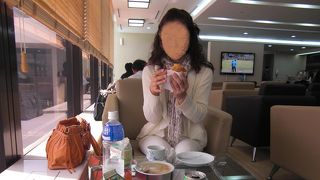 ラーメン、パンなど充実したラウンジでした