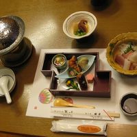 最初に並んでいた料理。この後まだ来ます。