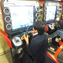 カーレースのゲームに夢中になっているところです。