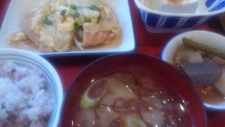 ランチは3品選んで700円