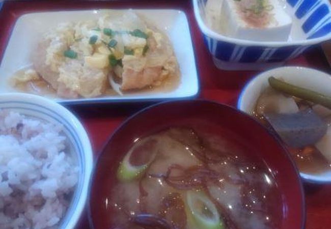 ランチは3品選んで700円