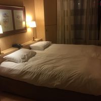 ベッドは引っ付いていますが、きれいです。