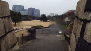 天守台跡の前に広がる