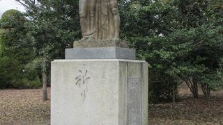 三人家族の像です