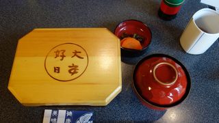 参道にはウナギ屋さんがたくさんあります。すべて比べたわけではありませんが。。。。