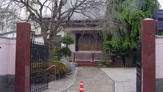 静かな街並みにあります