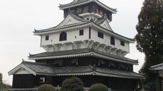 復元された旧天守台があります