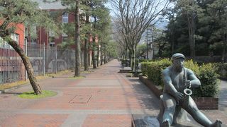 彫刻が並んでいます