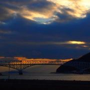 夕焼けに浮かぶトラスのシルエット