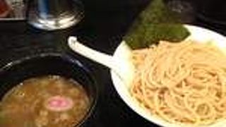 濃い味のスープに太麺
