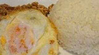 オシャレなカフェ風の店でタイ料理を