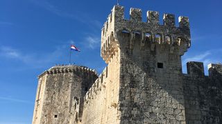 羽ばたいている旗が印象的