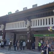 成田山参詣のメイン・ステーション。結構大きい。駅前広場もひろい。