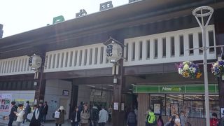 成田山参詣のメイン・ステーション。結構大きい。駅前広場もひろい。