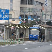 相生橋から駅舎、すぐ後ろは繁華街
