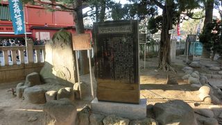 顕彰碑なら、もっと目立つ場所がいいのに