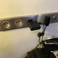 コンセントあちこちにあります。