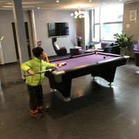 このロビー正面に見えるドアが100号室の扉