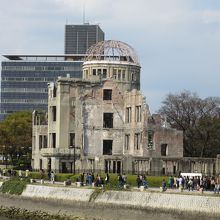 元安川越しに望む