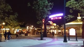 上海ディズニーランドのとなりに飲食店やお土産屋さんがあって便利。
