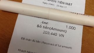 深夜着の空港の両替所