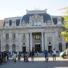 アルマス広場に面して建っています