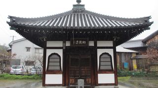 近くに碑が立っています