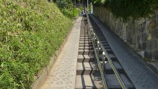 坂の途中に休憩用のベンチがあります