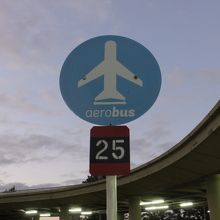 空港バス乗り場のサイン。
