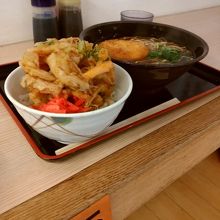 かき揚げ丼とそば、コロッケサービス