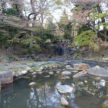 滝の水は止まっている。