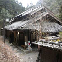 多摩川に面する風情ある和風の建物です