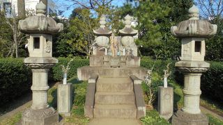 夫妻仲良く並んでいます（勝海舟夫妻の墓）