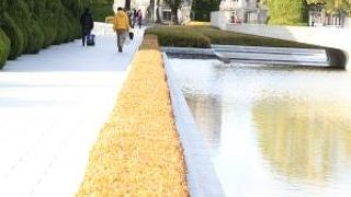 モニュメントが一直線上に並ぶ