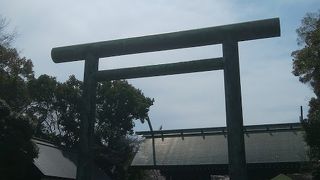 金属製の巨大な鳥居