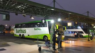 TUR BUS社の空港バスは専用カウンターで直接購入します