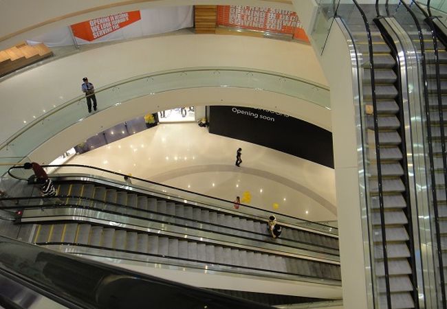 7区のショッピングモール（クレセントモール）