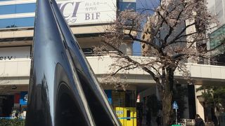 大宮で若者が集まるビルといえばここです。春は桜が綺麗です。