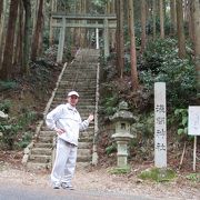 県境の峠に神社ありました！