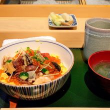 見た目は海鮮丼？いえ、バラちらし です