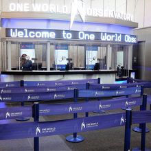 展望台のチケット購入窓口の列の写真