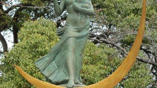 力強い母の像です