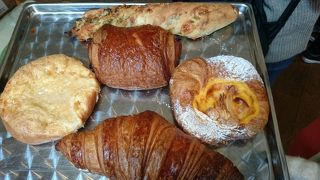 テラス席でパンを頂きました