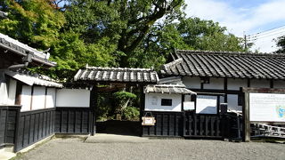 地震の影響が展示品に