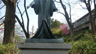 春日通りを見つめ続けている