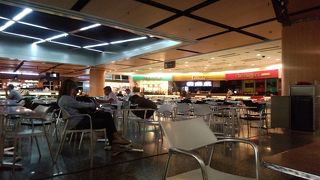 市内中心部から市バスで6.5ペソ。空港内WI-FI繋がる！