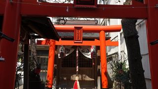 裏通りにある小さなお稲荷さん