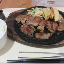 人気No.1メニューのテキサスステーキ　ごはんは大盛にできま